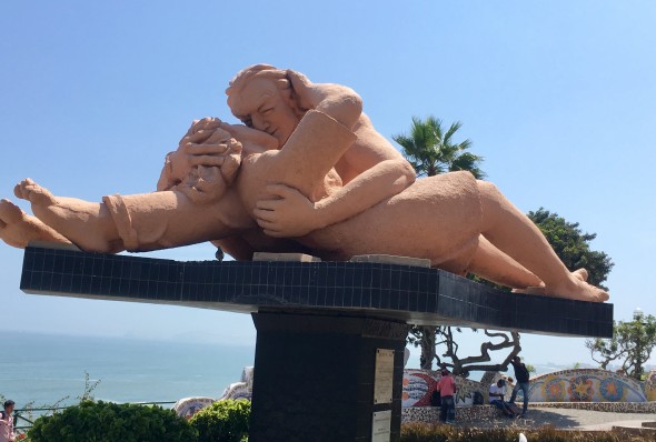 A passionate sculpture found along the seawall path, in the “Parque del Amor”